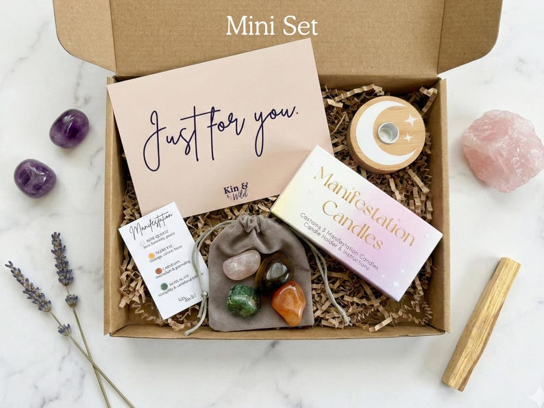 Manifestation gift set in size mini - a spiritual gift that comes gift wrapped and includes manifestation candles, a set of four healing crystals and spell candle holder