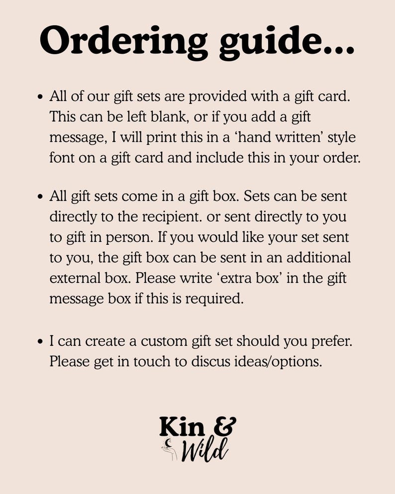 Op de afbeelding: Een bestelgids met tekst op een cr&egrave;mekleurige achtergrond. De tekst bevat informatie over cadeaupakketten, cadeaukaarten, geschenkdozen en aangepaste cadeaupakketten. Het Kin & Wild-logo staat onderaan.