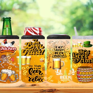 Könnte beinhalten: Vier verschiedene Designs von isolierten Dosenkühlern. Die Designs zeigen ein Huhn, ein Skelett, ein Bierglas, eine Giraffe, ein Bierkrug, ein Fass und den Text "In Beer We Trust!" "It's time to drink beer and relax" "Eat Sleep Beer Repeat" "Beer Season" und "It's Beer O'clock".
