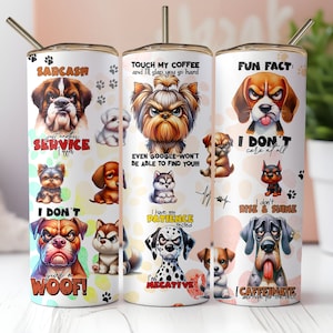 Könnte beinhalten: Set aus drei 20 oz Edelstahl-Bechern mit bunten Cartoon-Hundeillustrationen und humorvollen Sprüchen. Die Becher zeigen Sprüche wie "Sarkasmus, Nur ein weiterer Service, den ich anbiete", "Fass mein Kaffee an und ich schlage dich so hart, dass selbst Google dich nicht finden wird!!!", "Fun Fact: Ich interessiere mich nicht, Ich habe meine Geduld auf die Probe gestellt, Ich bin negativ", "Ich gebe keinen Pfiff!" , "Steh nicht auf und strahle, Koffeiniere und hoffe auf das Beste".