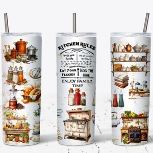 Puede incluir: Un vaso blanco con un diseño de temática de cocina. El vaso presenta una estufa vintage, estantes de cocina y una variedad de utensilios de cocina. El texto en el vaso dice "Reglas de la cocina: Lávate las manos, Pregúntale al chef si necesita ayuda, Si lo vacías, Llénalo, Come tus verduras, Bésale al cocinero, Disfruta del tiempo en familia."