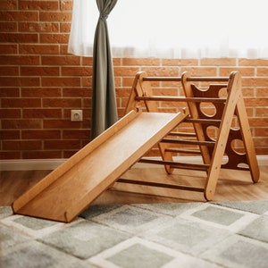 Pikler klättertriangelgym, Montessori träklättrare med ramp