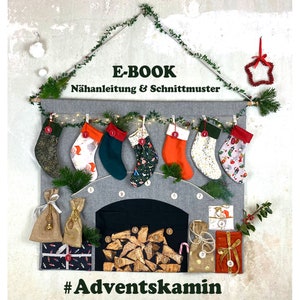 Puede incluir: Un calendario de adviento de fieltro gris con forma de chimenea con un inserto de chimenea negro y una chimenea de leña. El calendario tiene 12 calcetines con diferentes patrones y colores colgados de la repisa de la chimenea. El texto "E-BOOK Nähnanleitung & Schnittmuster" está impreso en la repisa de la chimenea. El texto "#Adventskamin" está impreso debajo de la chimenea.