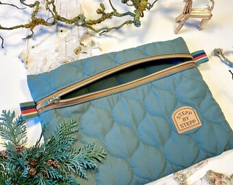 Small cosmetic bag, odds and ends bag, bag for writing supplies in mineral with a cool patch made of quilted fabric, high-quality workmanship