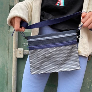SACOCHE23 - leichte, sportliche Tasche zum Umhängen mit 2 Fächern, Reflektierend, marineblau, Ripstop, sportliche Details