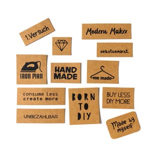 Könnte beinhalten: Eine Sammlung brauner Papieretiketten mit schwarzem Text und Grafiken. Die Etiketten zeigen Sätze wie "Modern Maker", "Hand Made", "Born to DIY", "Buy Less DIY More" und "Made by myself".