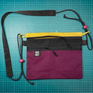 SACOCHE23 - leichte, sportliche Tasche zum Umhängen mit 2 Fächern aus Dry Oilskin mit der Message: NUR MUT, Colorblocking