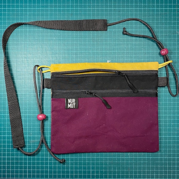 SACOCHE23 - leichte, sportliche Tasche zum Umhängen mit 2 Fächern aus Dry Oilskin mit der Message: NUR MUT, Colorblocking