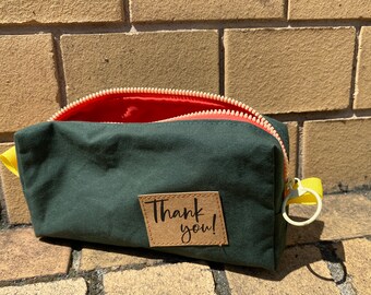 Small cosmetic bag / tobacco bag made of dry oilskin in dark green according to my FEEDBAG pattern with the label "Thank you"