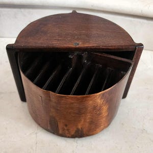 Scatola girevole antica per sigarette in legno