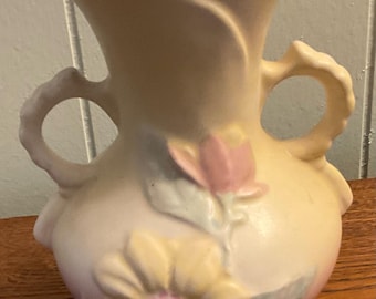 Vintage 1940s Hull Magnolia Art Pottery Double-handled vase 6.5”