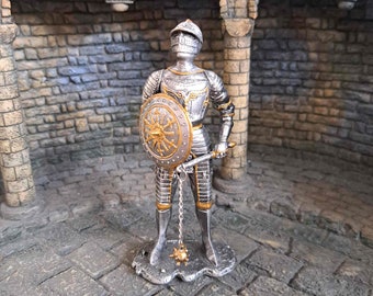 Estatua de caballero de metal - Caballero con mayal y escudo del siglo XV