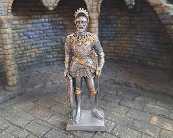 Estatua de caballero de metal - Escudo de flor y león