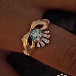 Anillo Claddagh de ágata musgosa, corazón y manos, detalles en talla baguette