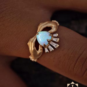 Anillo Claddagh de ópalo en forma de corazón, manecillas de oro de 14 k, piedra natal de octubre