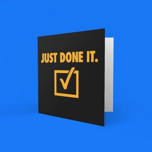 Comemore com nosso cartão "Just Done It" - perfeito para alunos que abandonam a escola e finalizam exames!