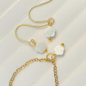 Conjunto de collar y pendientes de flores, cadena chapada en oro de 18 quilates, diminuta concha de agua dulce natural, delicada joyería floral, regalo minimalista para el día de la madre, moderno.