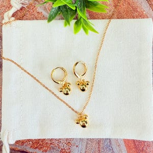 Conjunto de collar y pendientes de aro con colgante de ratón chapado en oro de 18 quilates. Delicada joyería de oro hipoalergénica. Regalo de Navidad o detalle para la bota navideña.