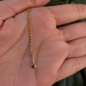 Conjunto de collar y pendientes con forma de estrella, chapado en oro de 18 quilates. Delicada estrella fugaz. Joyería celestial. Regalo ideal para ella. Boda. Moderno y minimalista. Regalo para el Día de la Madre.