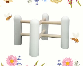 Moderne plantenpotstandaard. Duurzame plantenhouder van PLA met eikenhouten steunen. Ook geschikt voor zware plantenpotten.