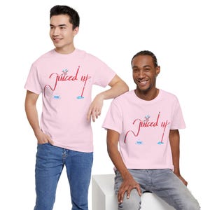 "Handgeschriebenes selbstbewusstes und dennoch lustiges ""Juiced Up"" Unisex-T-Shirt, semi-formales Erwachsenen, mutiges, lässiges Alltags-T-Shirt, 100% umweltfreundliches Baumwolloberteil."