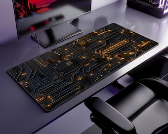 Könnte beinhalten: Eine schwarze und goldene Gaming-Mausmatte mit einem Schaltkreisdesign. Die Mausmatte liegt auf einem Schreibtisch mit einem Computermonitor und einem Gaming-Stuhl.