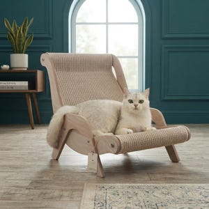 Könnte beinhalten: Ein Katzen-Loungesessel aus hellem Holz mit einer strukturierten, gewebten Kratzfläche an Rückenlehne und Sitzfläche. Eine flauschige, helle Katze ruht auf dem Sessel, an dessen Seitenrahmen ein kleines, hängendes Etikett befestigt ist.