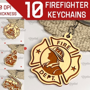 Puede incluir: Diez llaveros diferentes con temática de bomberos. Los llaveros están hechos de madera y presentan una variedad de diseños, incluyendo un casco de bombero, una boca de incendios, un camión de bomberos y una silueta de bombero. Los llaveros son todos marrones y amarillos.