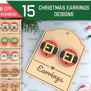 Puede incluir: 15 diseños de aretes de Navidad con varios temas navideños, que incluyen Papá Noel, renos, bastones de caramelo y adornos. Los aretes se muestran sobre un fondo marrón con el texto "Aretes" escrito en una fuente decorativa.