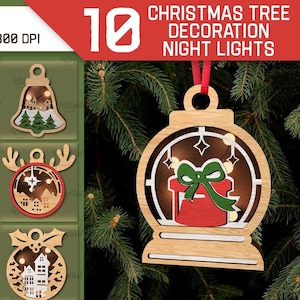 Op de afbeelding: Een verzameling van 10 houten kerstboomdecoratie nachtlampjes in verschillende vormen, waaronder een ster, bel en ornament. Elk ornament heeft een gelaagd ontwerp met feestelijke interieurscènes. De tekst "Christmas Tree Decoration Night Lights" is inbegrepen.