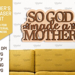 以下が含まれることがあります： 茶色のフォントで「SO GOD made a MOTHER」と書かれた木製の看板。看板は薄い茶色の背景にあり、レーザーカットに適しています。