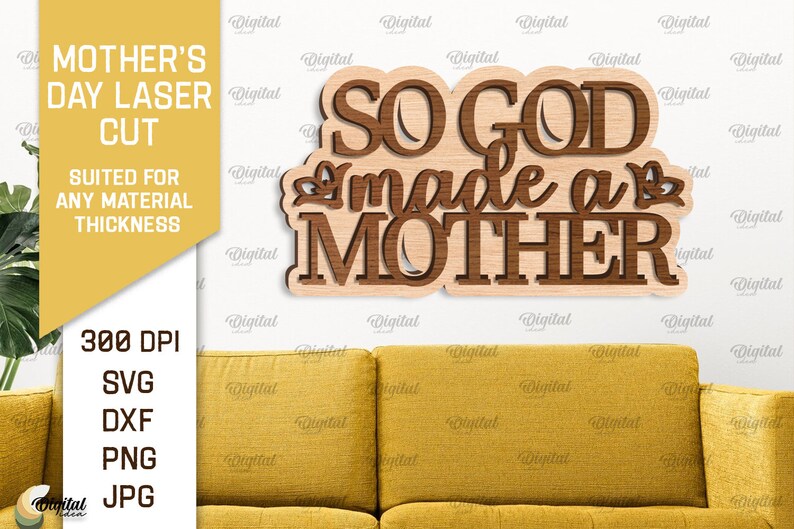 以下が含まれることがあります： 茶色のフォントで「SO GOD made a MOTHER」と書かれた木製の看板。看板は薄い茶色の背景にあり、レーザーカットに適しています。