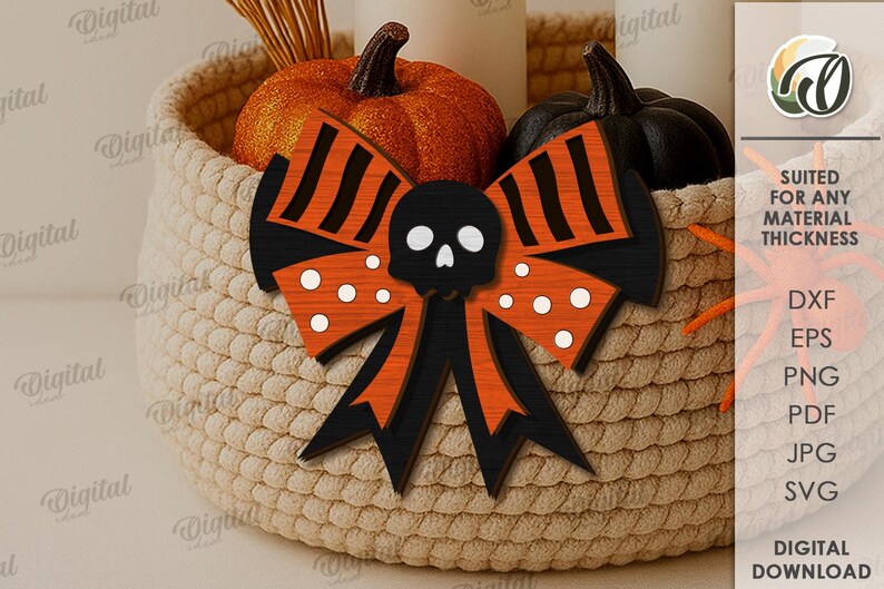 K&ouml;nnte beinhalten: Eine dekorative Halloween-Schleife mit einem Totenkopf in der Mitte, orangefarbenen und schwarzen Streifen und wei&szlig;en Punkten. Die Schleife befindet sich vor einem geflochtenen Korb mit K&uuml;rbissen.