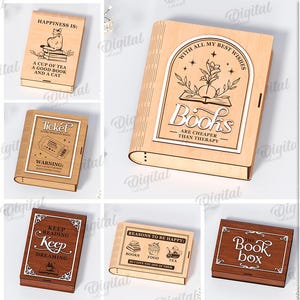 Può includere: Una collezione di 10 scatole di legno tagliate al laser a forma di libro con vari disegni. Alcune scatole sono marroni, altre sono di colore chiaro. Le scatole presentano citazioni e illustrazioni, tra cui il testo "Books are cheaper than therapy."