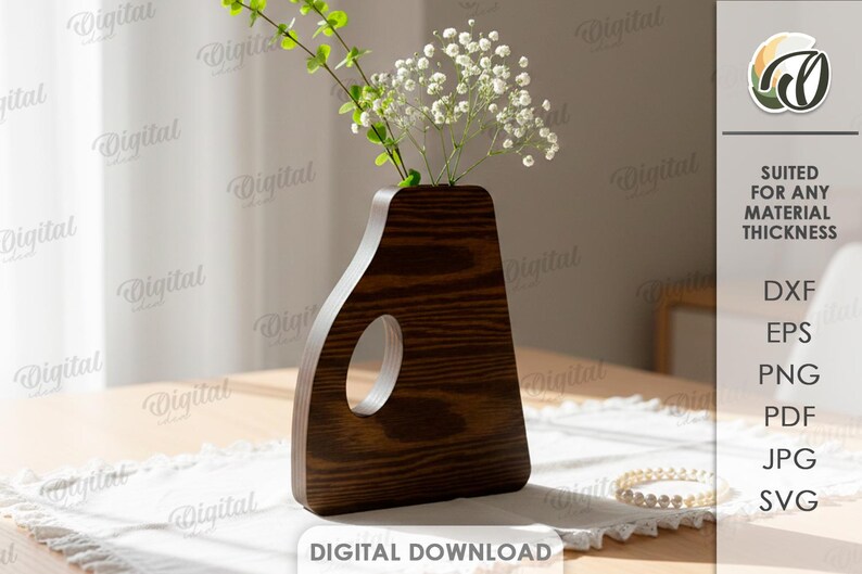 K&ouml;nnte beinhalten: Eine dunkelbraune Holzvase mit einem einzigartigen griffartigen Ausschnitt, in der gr&uuml;ne Stiele und wei&szlig;e Bl&uuml;ten stehen. Die Vase steht auf einem wei&szlig;en Spitzentischl&auml;ufer. Der Text "DIGITAL DOWNLOAD" ist ebenfalls enthalten.