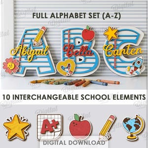 Puede incluir: Un conjunto de archivos digitales que incluye un alfabeto completo de la A a la Z con 26 diseños y 10 elementos escolares intercambiables. Las letras A, B y C se muestran con los nombres Abigail, Bella y Carter, decoradas con lápiz, manzana y estrella.