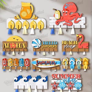 Puede incluir: Una colección de diez llaveros de madera con temática veraniega. Los diseños incluyen una jarra de limón, un pulpo y un flamenco. Cada soporte tiene ganchos y elementos decorativos. Los textos "ALOHA", "HELLO SUMMER", "BEACH please" y "SUMMER" son visibles. El ancho del material es de 3 mm.