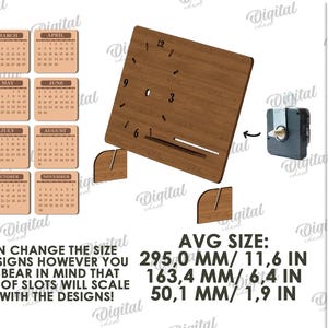K&ouml;nnte beinhalten: Quadratisches Holz-Zifferblatt mit Zahlen und einem Schlitz f&uuml;r Zeiger. Enth&auml;lt Kalendermonate und einen kleinen Uhrwerkmechanismus. Durchschnittsgr&ouml;&szlig;e: 295,0 mm x 163,4 mm.