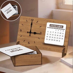 K&ouml;nnte beinhalten: Holz-Schreibtischuhr mit einem Kalender f&uuml;r Januar 2026. Die Uhr hat schwarze Zeiger und eine Kalenderanzeige. Eine separate Box enth&auml;lt zus&auml;tzliche Kalenderseiten. Die Materialbreite betr&auml;gt 3 mm.