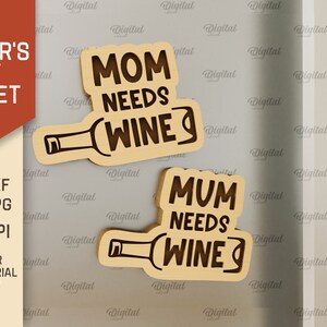 Może przedstawiać: Dwa drewniane magnesy z tekstem "Mom Needs Wine" i "Mum Needs Wine" z grafiką butelki wina.