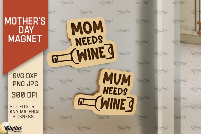 Może przedstawiać: Dwa drewniane magnesy z tekstem "Mom Needs Wine" i "Mum Needs Wine" z grafiką butelki wina.