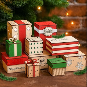 Pode incluir: Uma coleção de caixas de presente de Natal de madeira em vários designs, incluindo caixas vermelhas e verdes com padrões de estrelas, árvores e flocos de neve. Algumas caixas têm o texto "Merry Christmas" e "Holiday Wishes".