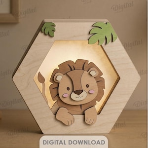 Peut inclure: Une boîte lumineuse hexagonale en bois présentant une illustration de lion en couches avec un visage beige, une crinière brune et des joues roses. Le cadre est orné de deux feuilles vertes découpées. Le texte à droite liste les formats : DXF, EPS, PNG, PDF, JPG, SVG.