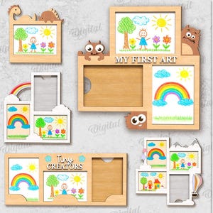 以下が含まれることがあります： ユニークな形状と装飾要素を持つ10種類の木製フォトフレームのデザイン。子供のアートワークを保持するように設計されており、虹、木、棒人間の絵が描かれています。「MY FIRST ART」と「Tiny Creators」の文字が見えます。