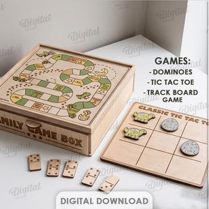 Op de afbeelding: Een houten familiespeldoos met een bedrukt bordspelpad op het deksel, inclusief een boter-kaas-en-eieren bord met speelstukken en vijf dominostenen. De doos toont de tekst FAMILY GAME BOX, GAMES: DOMINOES, TIC TAC TOE, TRACK BOARD GAME en MATERIAL WIDTH: 3 MM.