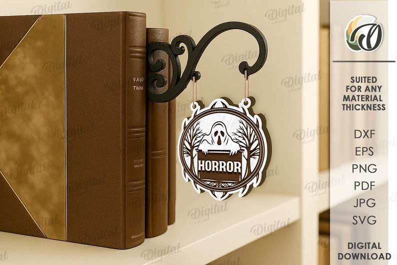 Peut inclure: Panneau d&eacute;coratif d'Halloween noir et blanc avec le mot "HORROR" et un dessin de fant&ocirc;me. Le panneau est suspendu &agrave; un crochet noir d&eacute;coratif, &agrave; c&ocirc;t&eacute; de livres bruns.