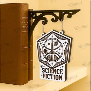 Peut inclure: Panneau de science-fiction noir et blanc avec une fus&eacute;e et des plan&egrave;tes, suspendu &agrave; un support noir d&eacute;coratif. Le panneau est devant deux livres bruns.