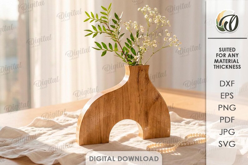 K&ouml;nnte beinhalten: Eine Holzvase mit bogenf&ouml;rmigem Sockel und schmalem Hals, die Gr&uuml;n und kleine wei&szlig;e Bl&uuml;ten enth&auml;lt. Die Vase besteht aus hellbraunem Holz und steht auf einem Tisch mit einem wei&szlig;en Tuch. Das Bild enth&auml;lt auch den Text "Digital Download".
