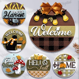Könnte beinhalten: Eine Sammlung von zehn herbstlichen Holzschildern mit verschiedenen Designs, darunter Kürbisse, Blätter und die Worte "Welcome" und "Happy Harvest". Die runden Schilder weisen eine Mischung aus Farben und Texturen auf, ideal für die Herbstdekoration.