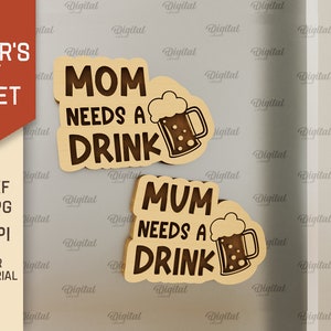 Może przedstawiać: Dwa drewniane znaki z tekstem "Mom needs a drink" i "Mum needs a drink" z grafiką kufla piwa obok każdego zdania.